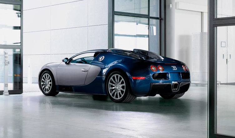 Bugatti Veyron: вид сзади