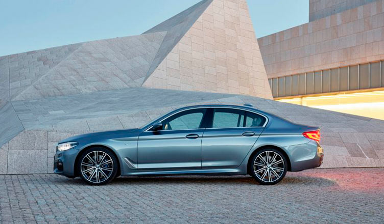 BMW 5-Series 2017: вид сбоку